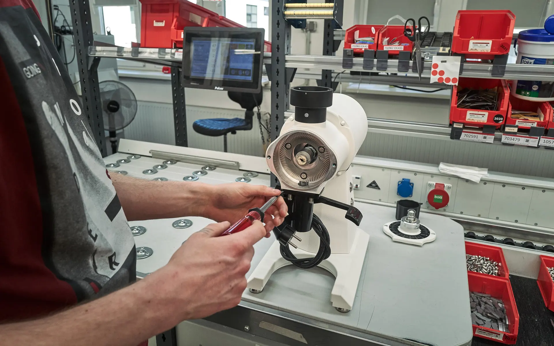 Montaż i kontrola młynka Mahlkönig w zakładzie w Hamburgu